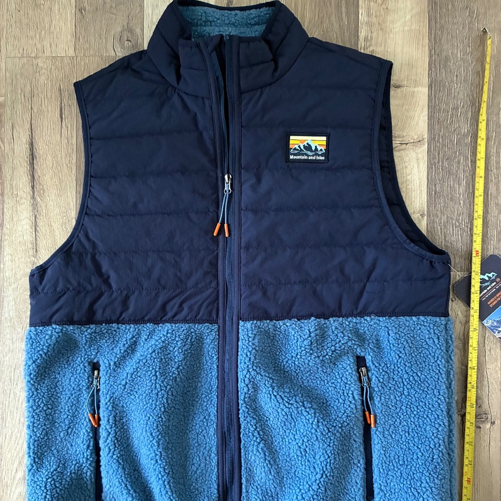 NWT Mountain and Isle Men's fleece vest.